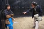 Afganistan. Spozhmai (tv.) fortæller, at hun blev tvunget til at detonere en selvmordsbombevest ved et checkpoint. Men hun blev i stedet fundet af afganske soldater og taget i forvaring. Hendes far (th.) forsøgte at hente hende hjem, men pigen nægtede at følge med. 