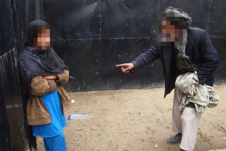 Afganistan. Spozhmai (tv.) fortæller, at hun blev tvunget til at detonere en selvmordsbombevest ved et checkpoint. Men hun blev i stedet fundet af afganske soldater og taget i forvaring. Hendes far (th.) forsøgte at hente hende hjem, men pigen nægtede at følge med. 
