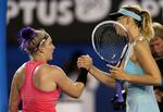 knæstrømper. Maria Sharapova (th) takker for kampen efter sejren over  Bethanie Mattek-Sands. 