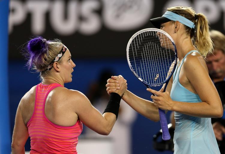 knæstrømper. Maria Sharapova (th) takker for kampen efter sejren over  Bethanie Mattek-Sands. 