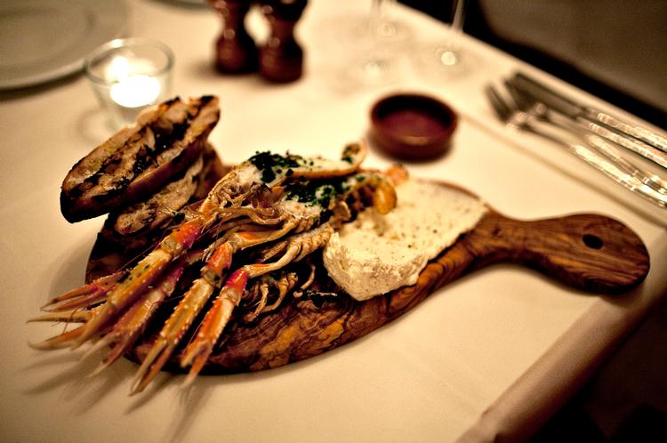 Cofoco-imperiets nyeste restaurant er Spuntino på Vesterbrogade, hvor man blandt andet kan nyde aragostaen - den lynstegte jomfruhummer - serveret på et bræt med hvidløgsmascarpone. 