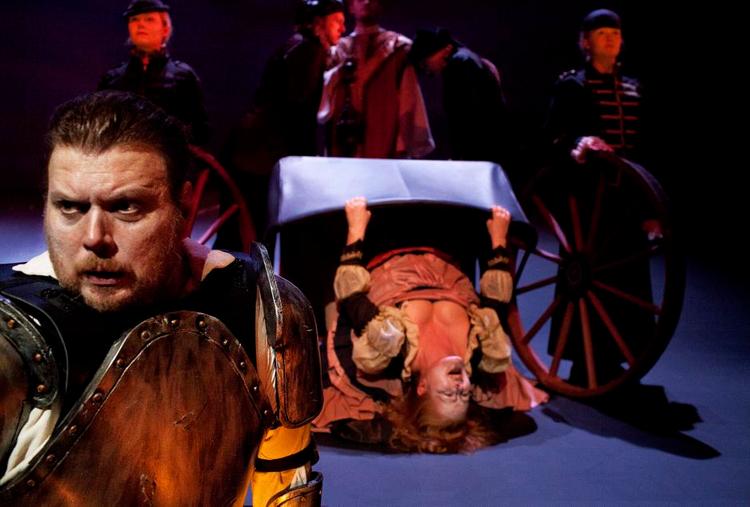 Ridder. Nicolas Bros tumlingeagtige Don Quixote vil kaste sig ud i store bedrifter, Men Christiane Gjellerup Kochs liderlige fruentimmer kommer på tværs. 