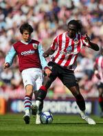 bøde. Kenwyne Jones (th) skal nok ikke regne med meget spilletid for Stoke efter en arbejdsvægring via sms. 