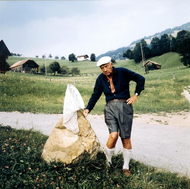 Sommerfugl. Den russiskfødte forfatter Vladimir Nabokov var også sommerfulgeekspert. Her er han på jagt, formentlig i Schweiz. 