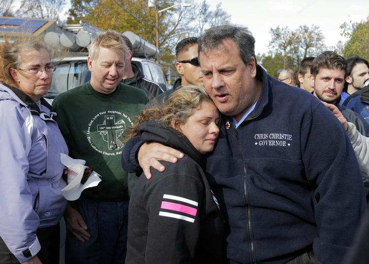Storm. Gurvernør Chris Christie nød stor national anerkendelse for sit arbejde under orkanen Sandy. Men en undersøgelse skal afdække, om han har misbrugt genopbygnings-midlerne. 