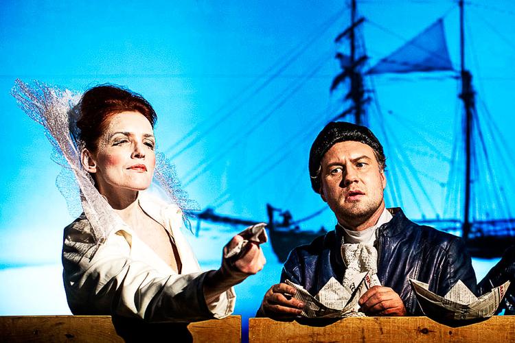 Hård. Jens Munk, sunget af Andreas Landin, kæmper med sig selv og med isen, der bliver til det kvindelige, som bare krøller hans både sammen. Som var de lavet af avispapir. Foto: Figura Ensemble 