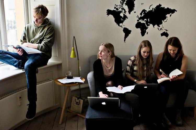 Konkurrenter. Lue, Emma Line, Esther og Amanda (fra venstre mod højre) går i 3.g på Rysensteen Gymnasium. De føler sig presset af at der bliver stadig flere studenter, og at konkurrencen om drømmestudiet derfor er blevet hårdere. 