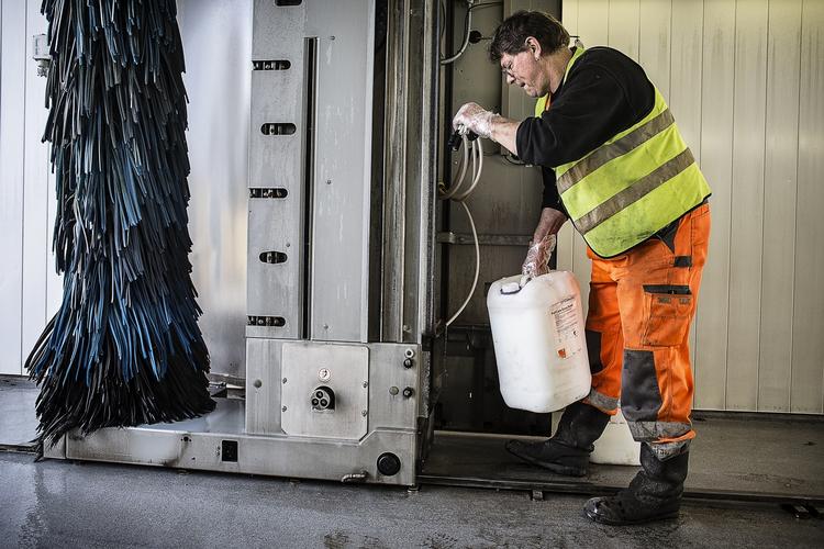 Udfaldstruet. I en aftale med KL, Danske Regioner og Dansk Arbejdsgiverforening lovede regeringen at skaffe mindst 12.500 akutjob til langtidsledige. 