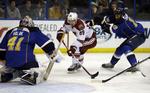 brandvarm. Mikkel Bødker (midt) er en af de mest formstærke NHL-spillere lige nu, men hans hold, Phoenix Coyotes, tabte i dag til St. Louis Blues. 