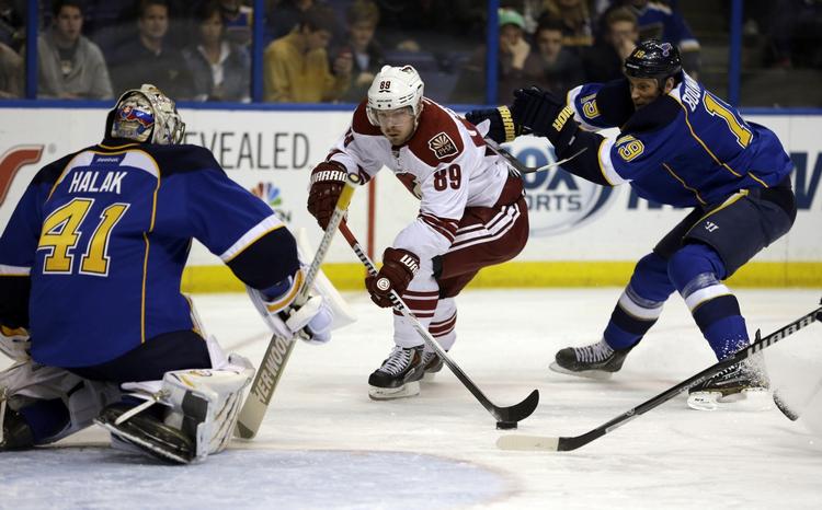 brandvarm. Mikkel Bødker (midt) er en af de mest formstærke NHL-spillere lige nu, men hans hold, Phoenix Coyotes, tabte i dag til St. Louis Blues. 