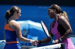 overstået. Serena Williams (th) skulle ikke bruge lang tid på at slå  Vesna Dolonc ud af Australian Open. 