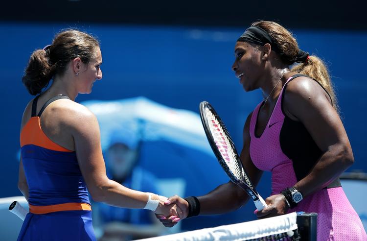 overstået. Serena Williams (th) skulle ikke bruge lang tid på at slå  Vesna Dolonc ud af Australian Open. 