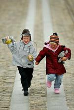 Miljøvogter. Greenpeace advarer mod giftige kemikalier i børnetøj. Miljøstyrelsen maner til ro »det udgør ikke en sundhedsrisiko«, lyder det. Tøjet på billederne har ingen relation til det omtalte kemikalietøj i artiklen. 