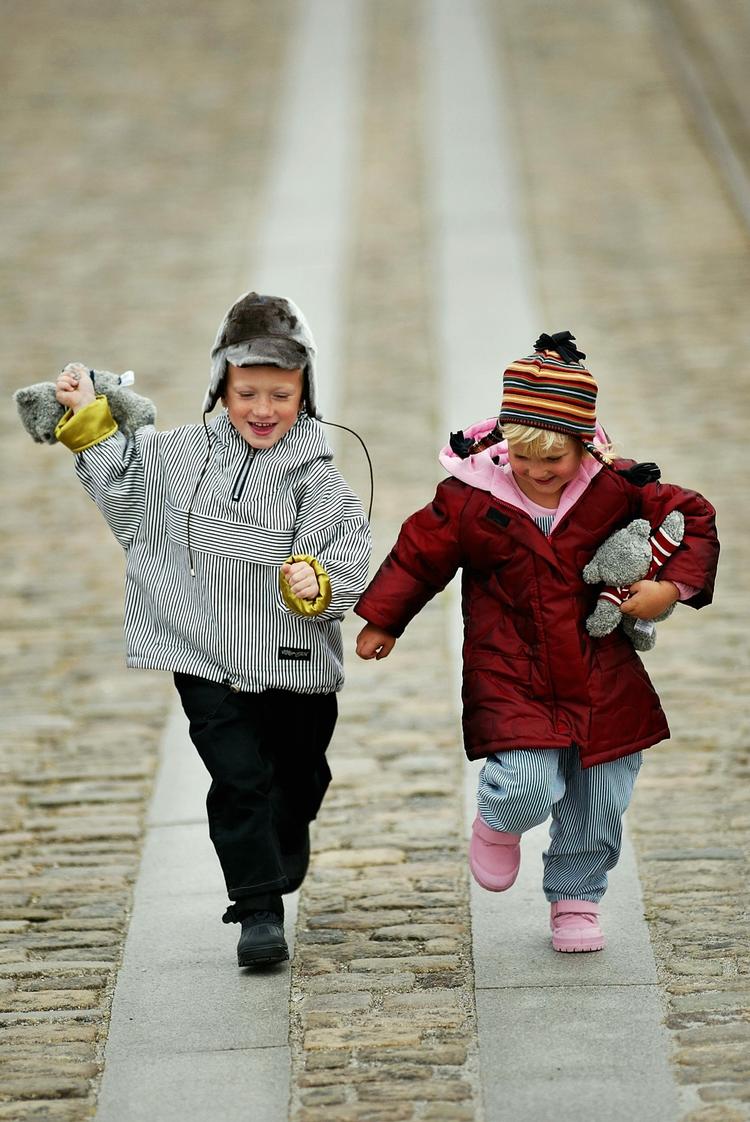 Miljøvogter. Greenpeace advarer mod giftige kemikalier i børnetøj. Miljøstyrelsen maner til ro »det udgør ikke en sundhedsrisiko«, lyder det. Tøjet på billederne har ingen relation til det omtalte kemikalietøj i artiklen. 