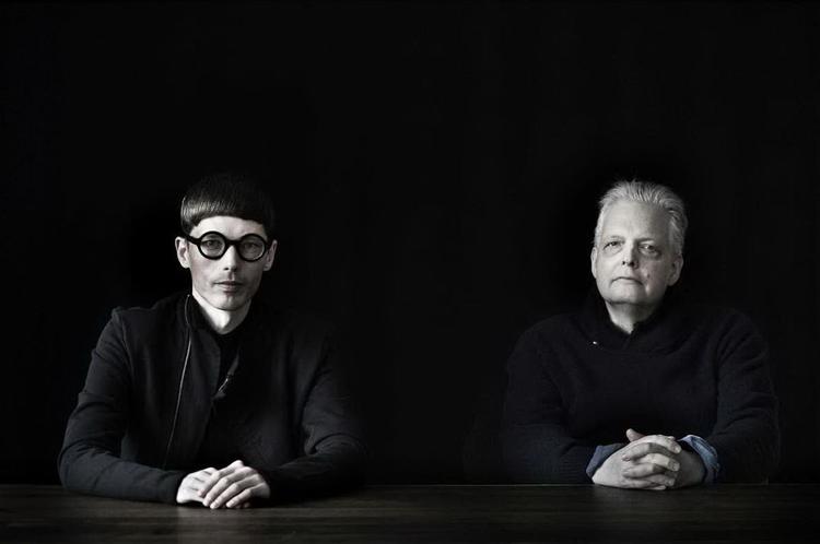 mørke. Ordene høres bedre i mørket, mener instruktør Simon Staho (tv.) og dramatiker Peter Asmussen. Efter en konflikt arbejder de sammen på Aarhus Teater, og både på og uden for scenen er det livets største spørgsmål, der er på spil for dem. 