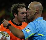 overophedet. Dommer Howard Webb (th) holdt hovedet koldt i en overophedet atmosfære mellem spillerne i VM-finalen mellem Holland og Spanien. Men der blev langet nogle gule kort ud. 