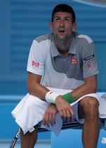 varmefrygt. Novak Djokovic kigger forsigtigt ud fra skyggen. Men serberen slap for lang tid i den australske sauna. Han skulle kun bruge tre sæt mod Leonardo Mayer. 