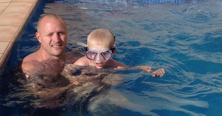 Badeferie. Klavs Bruun Jørgensens foretrukne rejsekammerater er hans kone Rikke Hørlykke og deres to børn Aksel (på billedet fra en ferie på Mallorca) og Klara. I dag tager han som trænerassistent plads på bænken ved siden af landstræner Ulrik Wilbek, når EM indledes i Danmark. Det forventes til gengæld ikke at blive nogen badeferie. Foto: Privat 