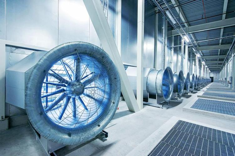 Koldt. Køleblæsere i Facebooks første europæiske datacenter i Luleå. 