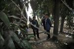 Gruppevoldtægt. Indisk politi på det sted i New Delhi, hvor en 51-årig dansk kvinde ifølge indiske myndigheder blev udsat for en gruppevoldtægt. Adskillige mennesker er anholdt, oplyser politiet. 
