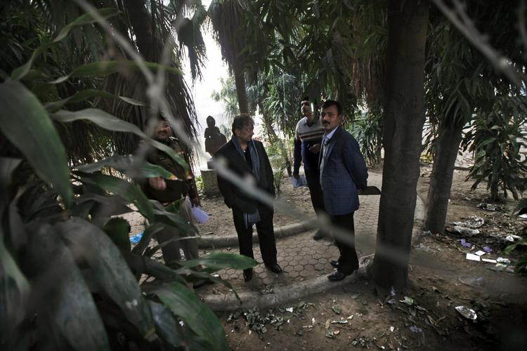 Gruppevoldtægt. Indisk politi på det sted i New Delhi, hvor en 51-årig dansk kvinde ifølge indiske myndigheder blev udsat for en gruppevoldtægt. Adskillige mennesker er anholdt, oplyser politiet. 