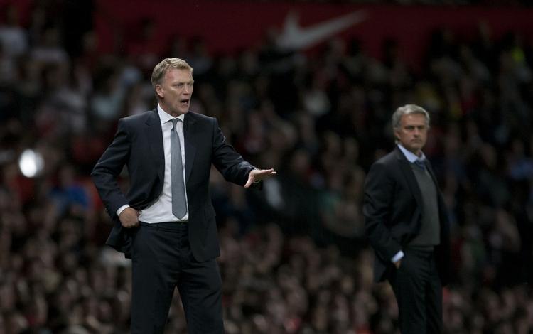 fyringstruet? Manchester Uniteds manager David Moyes (tv) kommer til at stå på samme sidelinje som  Chelsea-manager Jose Mourinho (th) igen på søndag. 