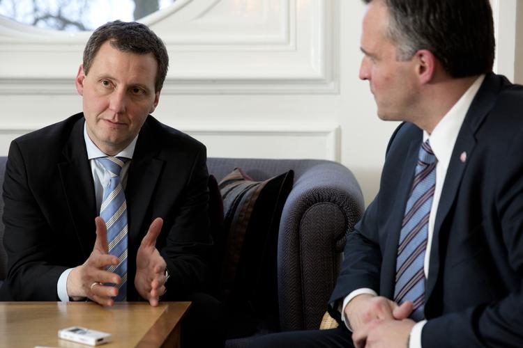 RAMME. Handels- og Europaminister Nick Hækkerup taler videre om den planlagte frihandelsaftale mellem EU og USA med den amerikanske ambassadør i Danmark. 
