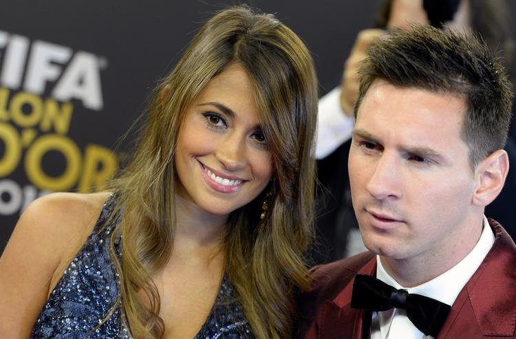 Nåhhh. Alle kan have en dårlig uge eller sågar et dårligt år. Messi kan måske godt sige, at han har haft begge dele. Men han har det nok helt okay alligevel. Med Antonella her. 