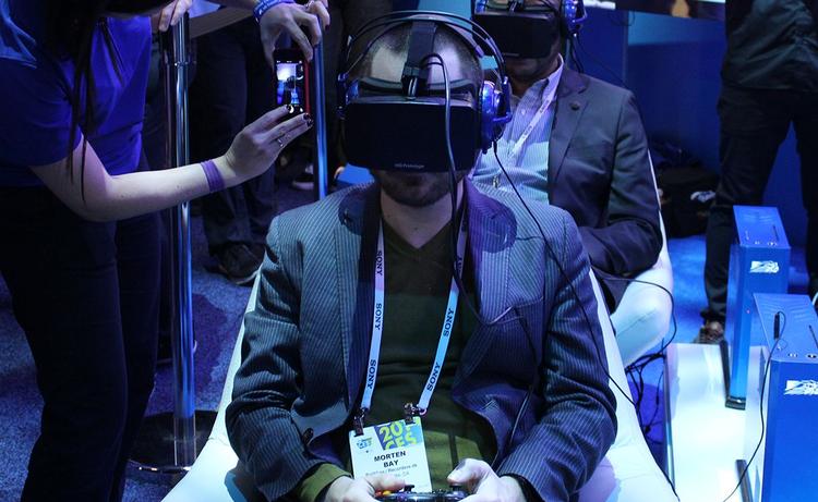 USMART. Det kan godt være, man ser ret tåbelig ud med en Oculus Rift på hovedet. Men det, der sker inde i brillen er det hele værd. (Foto: Morten Bay) 