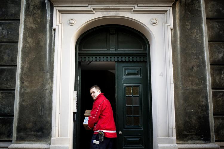 paradoks. Selv om der er blevet afskediget mange medarbejdere på Københavns Postcenter, så får 3F København det samme antal anmeldelser om rygskader som tidligere. 