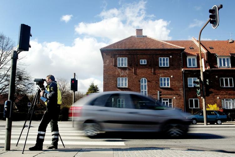 Trafiksikkerhed. Flere eksperter og kommuner ønsker lavere fartgrænser i byer omkring skoler og boliger. 
