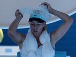 Opadgående. Der var 39 grader, da Maria Sharapova indledte sin match mod Kari Knapp. Tre en halve time senere, da hun havde kæmpet sig til sejr, var termometret kravlet op på 43 grader. 