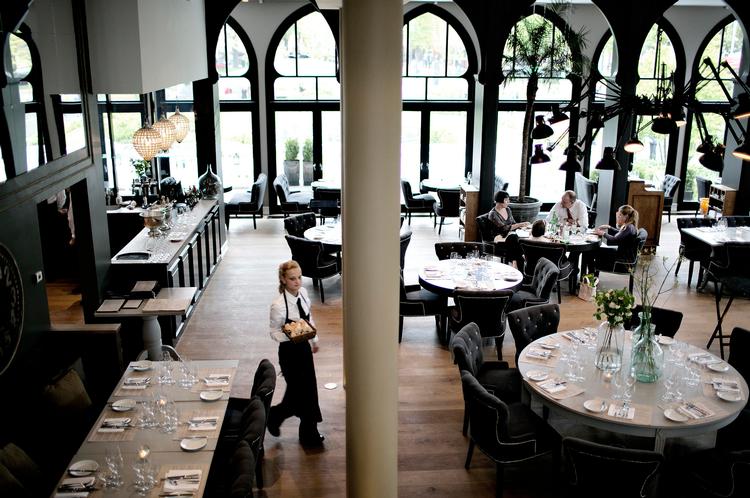 Stil. Britisk stil, parisisk stemning og et indbydende spisekort, som holder, hvad det lover - og lidt til. Nimb serverer velsmagende og veltillavede retter til rimelige priser. 