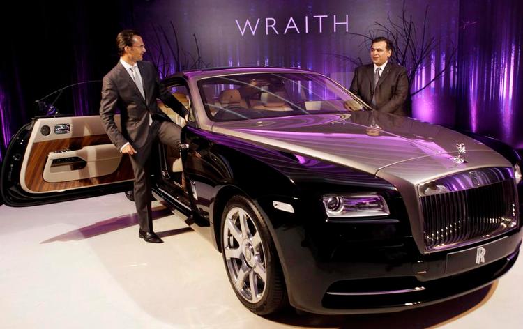 Rekord. Aldrig har så mange købt Rolls Royce. Bl.a. i Asien, og billedet her er fra en fremvisning i New Dehli. 