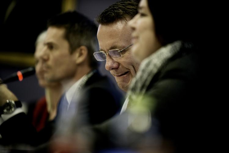 Krydsild. Justitsminister Morten Bødskov (S) (i midten) i åbent samråd 10. december 2013 om et aflyst besøg for Folketingets Retsudvalg 