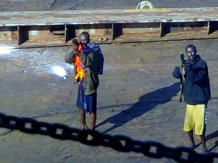 Sørøvere. Somaliske pirater skyder mod broen på det kinesiske skib 'Zhenhua 4' i 2008. Pirateri i Aden-bugten er blevet voldsomt begrænset.dækket at Fotos fra kinesu Xinhua News Agency, pirates aim weapons on the deck of the Chinese ship "Zhenhua 4 