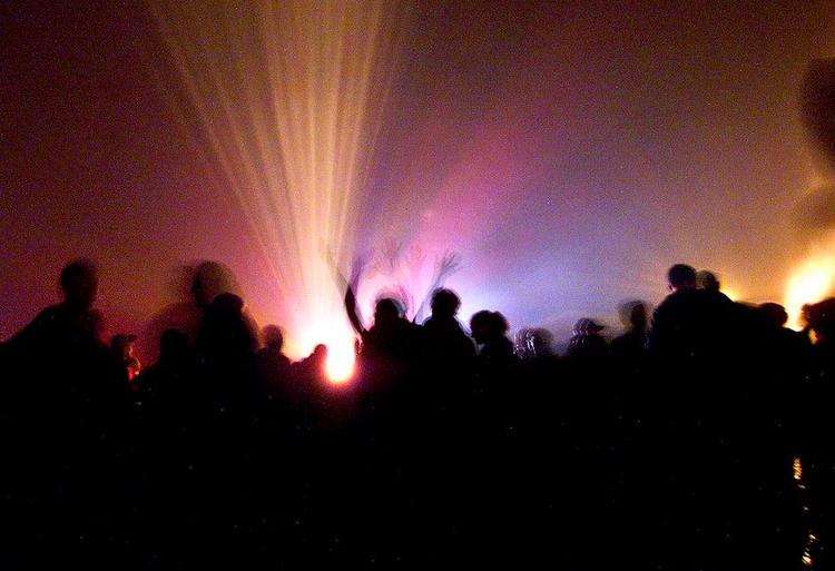 Genfærd. Burial har tidligere skabt dunkle kompositioner i tomrummet efter den engelske ravekultur. Men nu fylder Burial tracks med tempo, intensitet og modstand. 