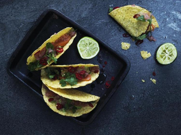 Texmex. Den fede guacamole, den sprøde tacoskal og den varme chili smager ifølge Kyster stinkegodt med den lidt utraditionelle laks og stenbiderrogn. 