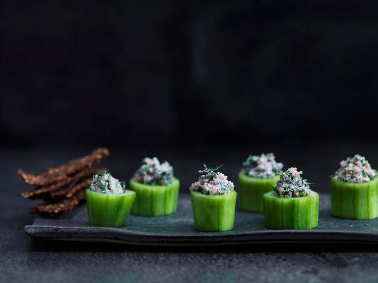 Snack. Du kan klappe den her ret sammen på 10 minutter, og du har den lækreste snack til et glas mousserende naturvin. Simpel, lækker og frisk med et lille stykke rugbrødschips til. 