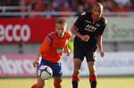 Comeback. I sine fire et halvt år i AZ blev Simon Poulsen (th) omskolet fra klassisk wing til angrebsivrig back. 