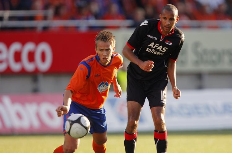Comeback. I sine fire et halvt år i AZ blev Simon Poulsen (th) omskolet fra klassisk wing til angrebsivrig back. 