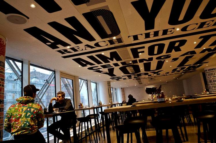 americana. Udenfor myldrer Vesterbrogade af sted, indenfor hos MAD står den på amerikansk diner-menu til halvpebrede priser. 