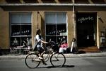 Hygge. Her er Jazzhus Montmartre i solskin for et par år siden, hvor der endnu var penge i kassen. 
