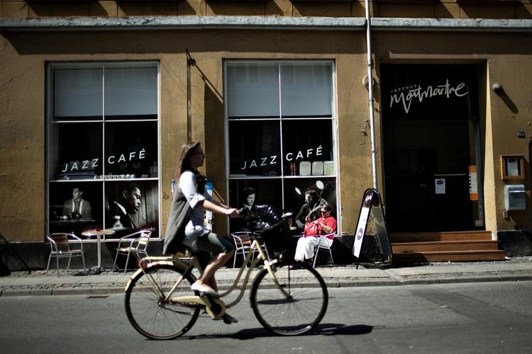 Hygge. Her er Jazzhus Montmartre i solskin for et par år siden, hvor der endnu var penge i kassen. 