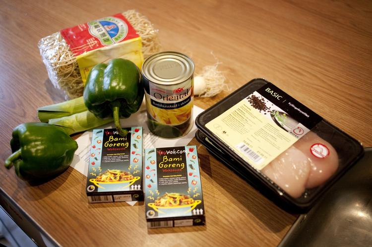 Pligt. Madlavning kan for mange med en travl dagligdag være mere pligt end fornøjelse. Madredaktøren snyder sig selv til den daglige madlavning. 