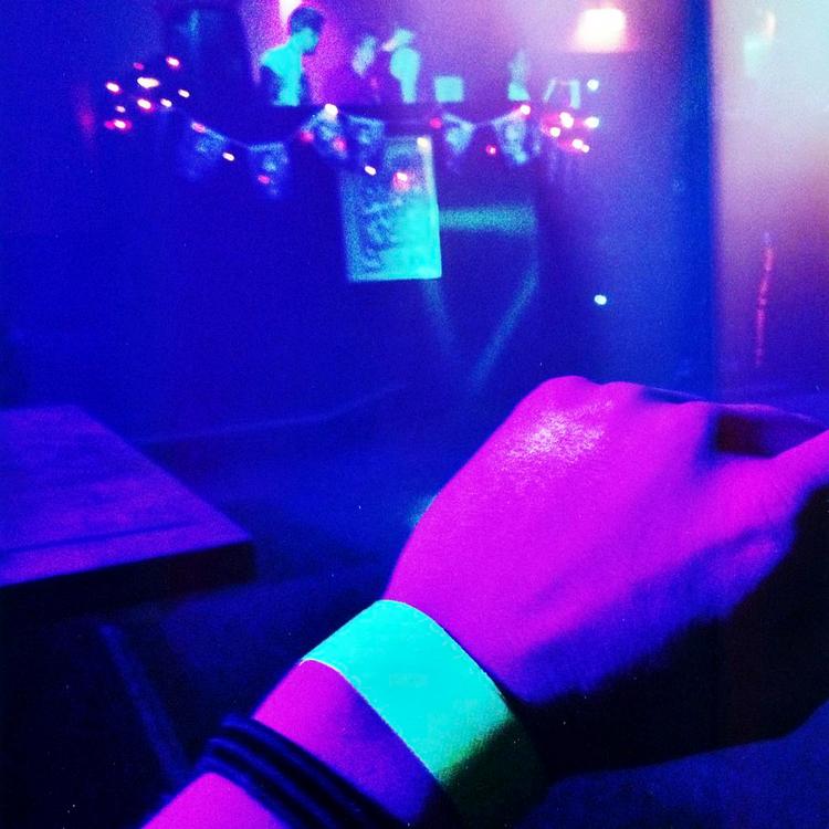 Alkoholfri. Ifølge bestyrer Thomas Nanboe har unge under 18 altid armbånd på, når de fester på hans diskotek. Foto: Sabrina SKjødt 