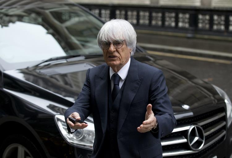 ANKLAGET. Indtil udfaldet af en retssag i april har 83-årige Bernie Ecclestone trukket sig fra Formel 1-seriens bestyrelse. 