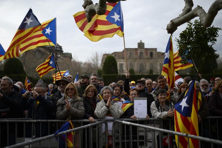 Uafhængighed. Omkring 150 catalanere demonstrerede udenfor, mens regionens politikere stemte om, hvorvidt de skulle søge om lov til at holde afstemning om uafhængighed. Demonstranterne viftede med det såkaldte 'estelada'-flag, som symboliserer Cataloniens uafhængighed. 