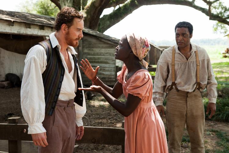 Basker. Michael Fassbender, venstre, Lupita Nyong'o og Chiwetel Ejiofor er alle nomineret til en Oscar for '12 Years a Slave', som også er nomineret i kategorien bedste film. 