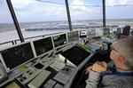 øde. Kontroltårnet afprøves i Brandenburg-lufthavnen. Indtil videre er der ingen fly at holde øje med. Foto: Bernd Settnik/AP 